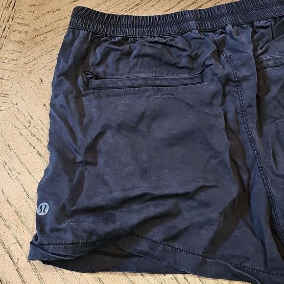 Lululemon black shorts size 6 - Picture 6 of 9